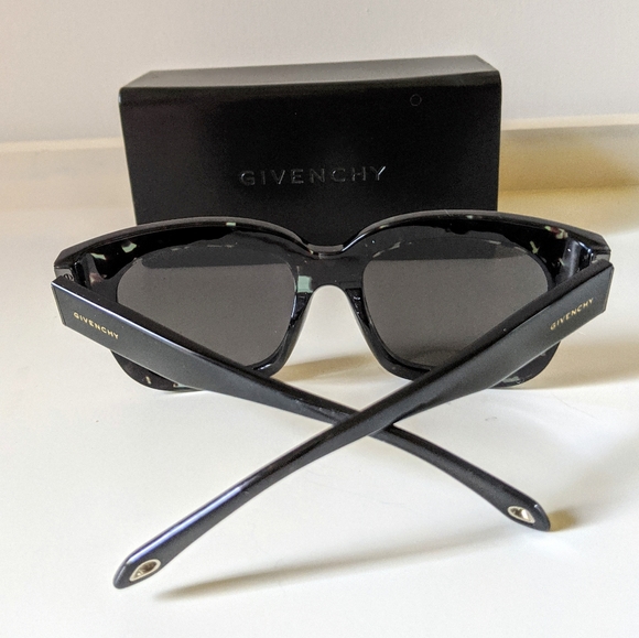 GIVENCHY Oversized Black Sunglasses - Picture 4 of 10